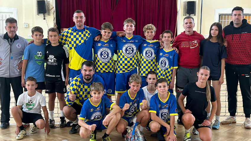 Aktéři přátelského zápasu nohejbalových žáků Prostějova a Vyškova na společném snímku. Foto: archiv Tomáše Jordy Nohejbaloví žáci Sokola I Prostějov porazili v domácím přáteláku vrstevníky