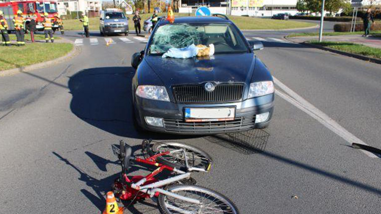 Foto: Policie ČR  Cyklistka vjela do cesty Octavii