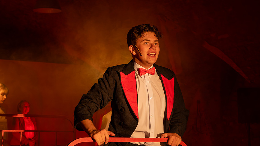 Představení s mozaikou života Jiřího Wolkera se vrací na plumlovský zámek. Foto: Ladislava Jančíková JIŘÍ WOLKER se vrací  do zámeckého sklepení