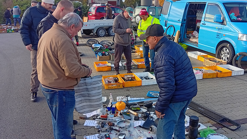 Veteránská autoburza přilákala davy