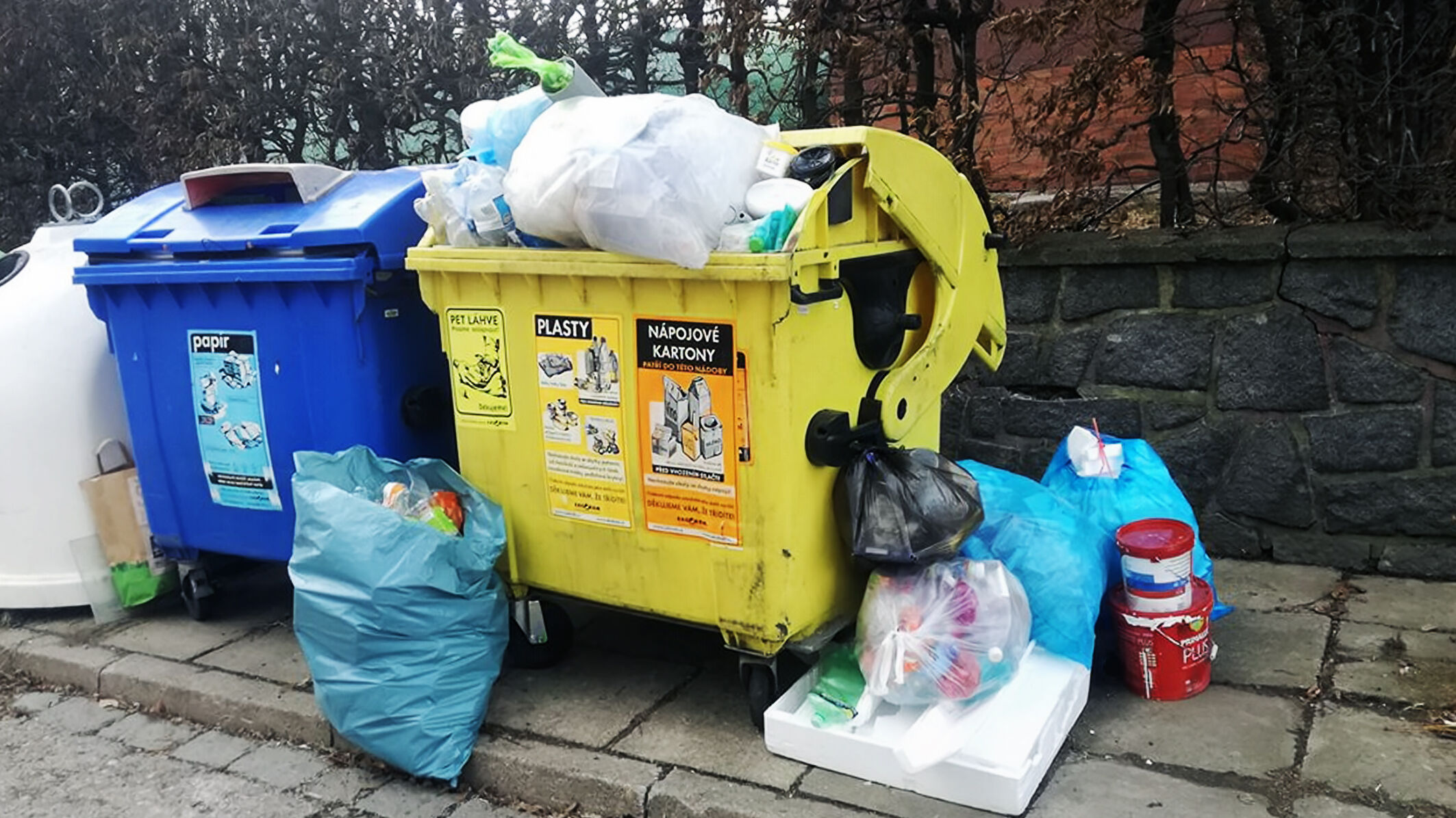 Svoz a likvidace odpadu jsou pro město čím dál tím dražší, roční poplatek pro občany ale zůstává stejný. Ilustrační foto: archiv Večerníku  Dobrá zpráva: Poplatky za odpad se nezvýší