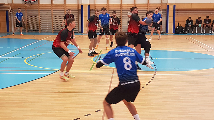 Výsledkový vzestup házenkářů Kostelce ani Prostějova  v jihomoravské skupině druhé ligy mužů se zatím nekoná