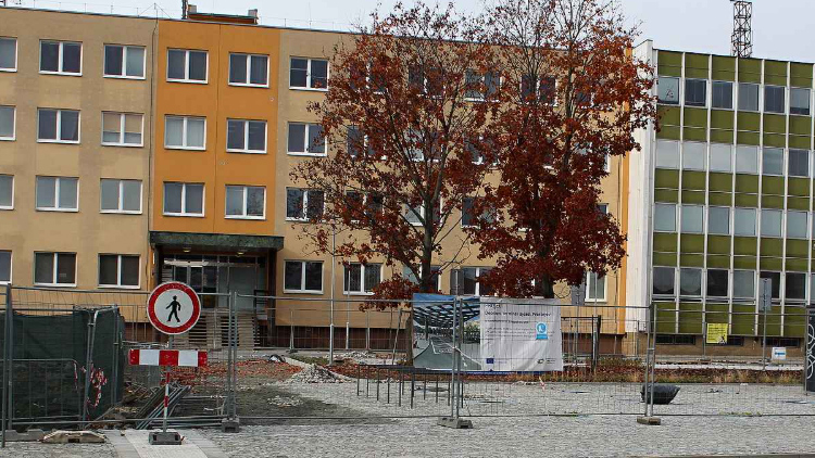 Parkování na „novém“ Újezdě? ZA DVACKU NA HODINU!