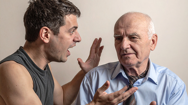 Otce chtěl rozřezat  a hodit do studny!