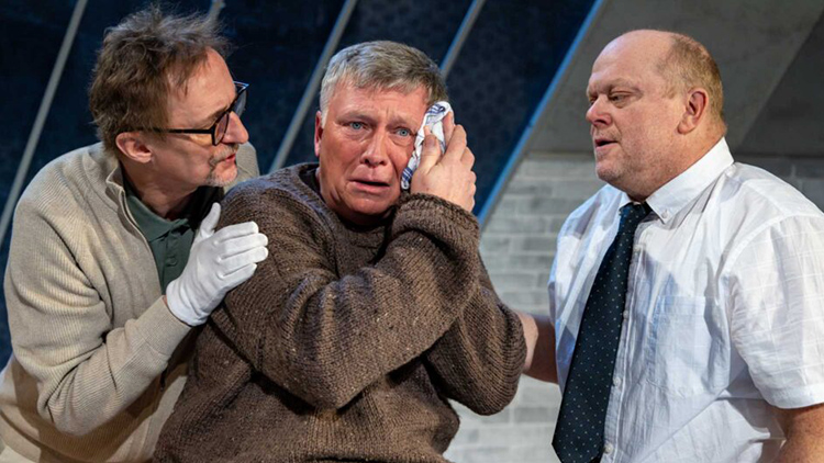 Divadelní Aplaus  ukončili tři přátelé   