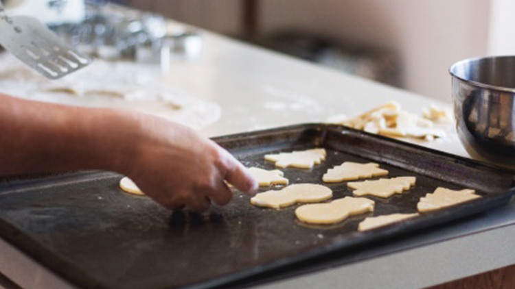 Chcete mít z cukroví radost hned dvakrát? Pečte s dětmi!