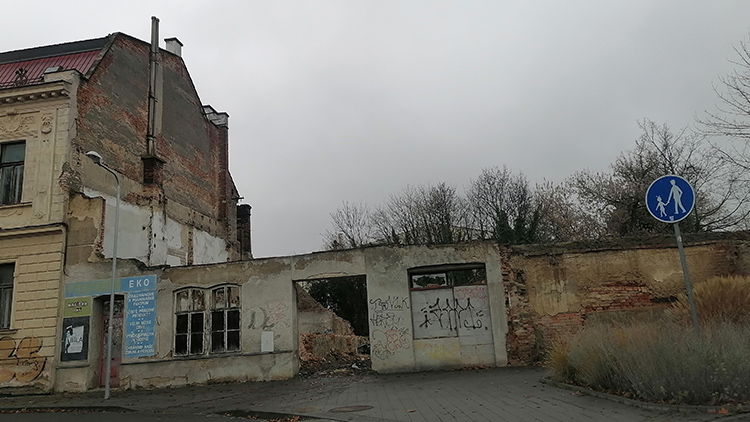 RUINA V HLINÍKÁCH  jde konečně k zemi