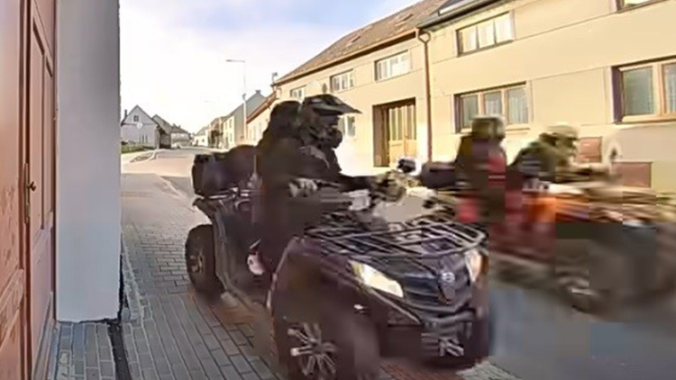 Po nových chodnících se proháněli na čtyřkolce!