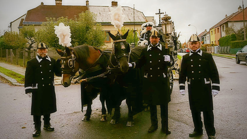 Obrovy smuteční kočáry BRÁZDÍ CELOU REPUBLIKU