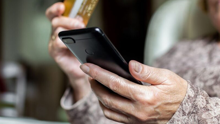 Naivní seniorka přišla o 707 tisíc korun