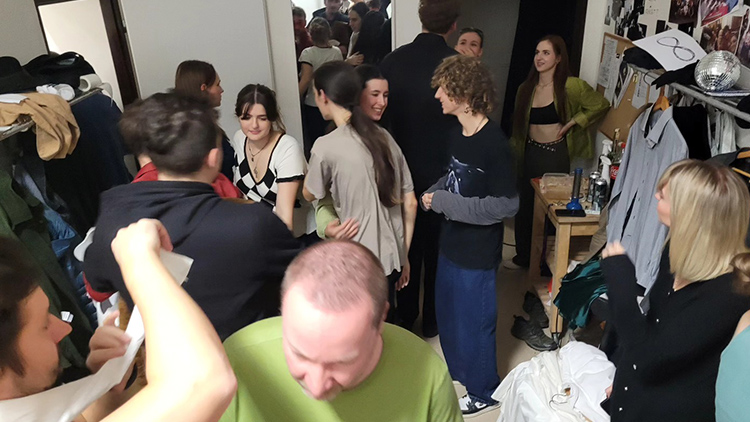 Kabaret Point bavil,  diváci seděli i na schodech