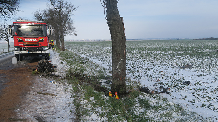 Na náledí to NAPÁLIL DO STROMU