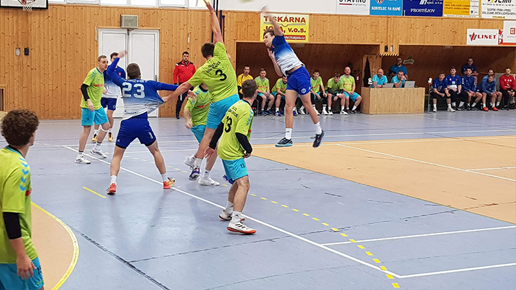 ANI SLABÉ SOKOLNICE KOSTELEČTÍ DLOUHO NIJAK  NEDRTILI, AŽ DOBRÝM ZÁVĚREM VYHRÁLI O DESET