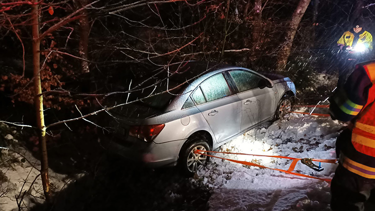 Auto na silnici neudržel!