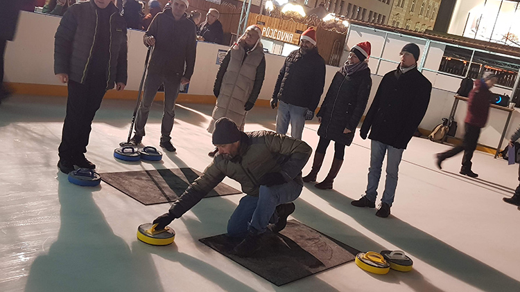 Hanácké curling 2025/26: první turnaj se stal kořistí  Skladníků, jako hosté dorazili profi curleři z Ostravy