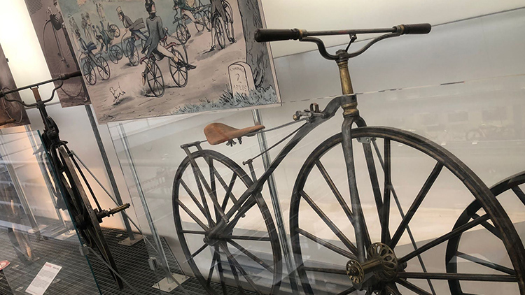 SERIÁL O HISTORII CYKLISTIKY A SPORTU: ČTVRTÝ DÍL – O VYSOKÝCH KOLECH NA ČESKÉM ÚZEMÍ