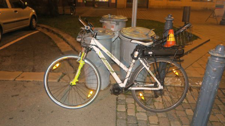 Seniorku na kole srazil  sloupek uprostřed silnice