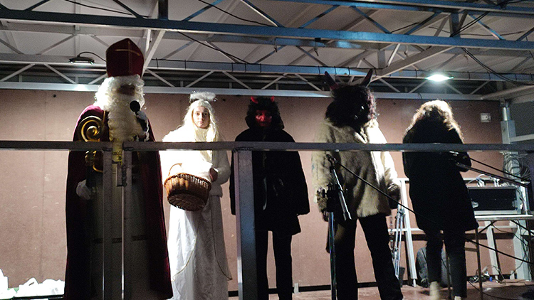 V Kostelci rozsvítili vánoční strom