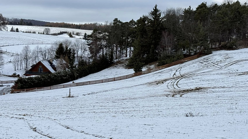 Kluci v nadupaných autech rozjezdili louku u Repech. Policie už je zná
