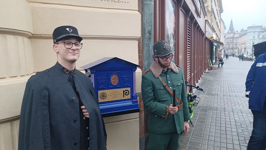 Prvorepubliková poštovní schránka už visí 