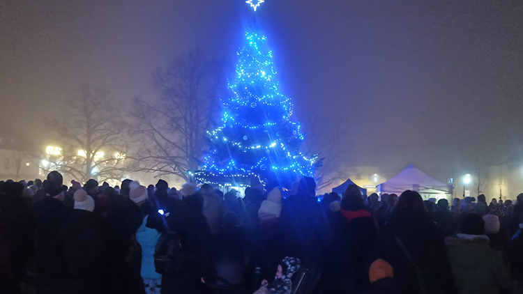 V Konici svítí strom z Pěnčína