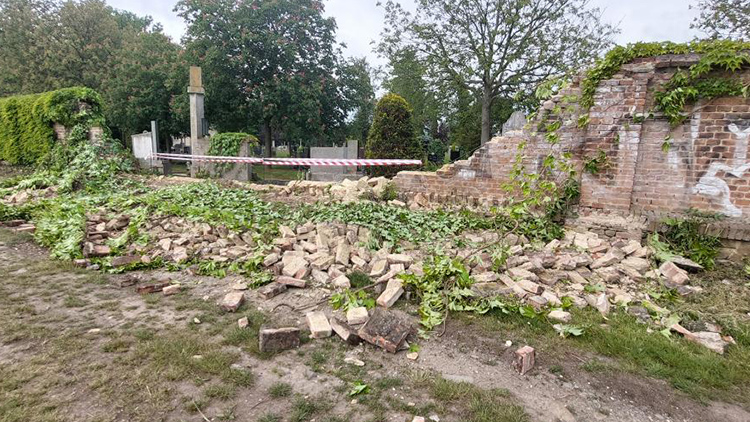 Oprava hřbitovní zdi je v nedohlednu