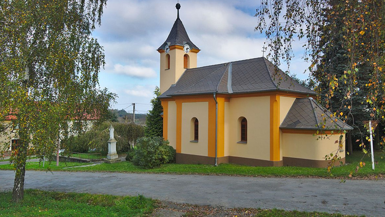 Barvy rozzáří kapli