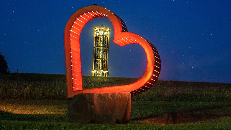 Rozhlednu Kopaninka  rozsvítilo světlo srdcí