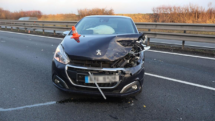 Dálnici zastavil rozdivočelý Peugeot