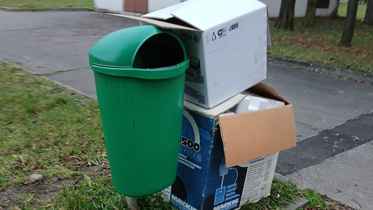 Starší muž naskládal krabice ke koši