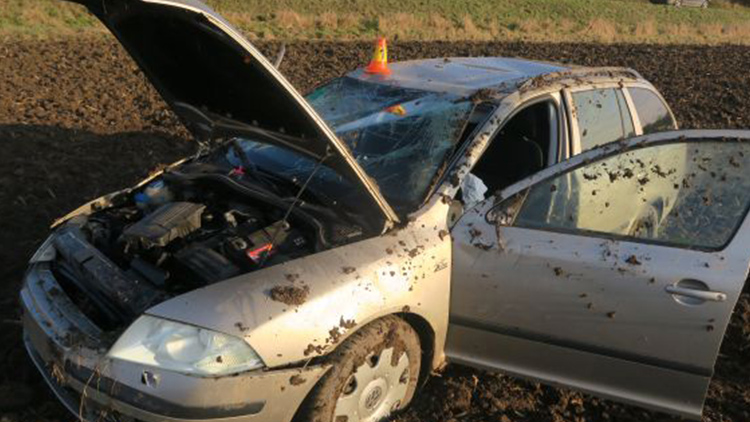 Škodovku přetočila přes střechu...