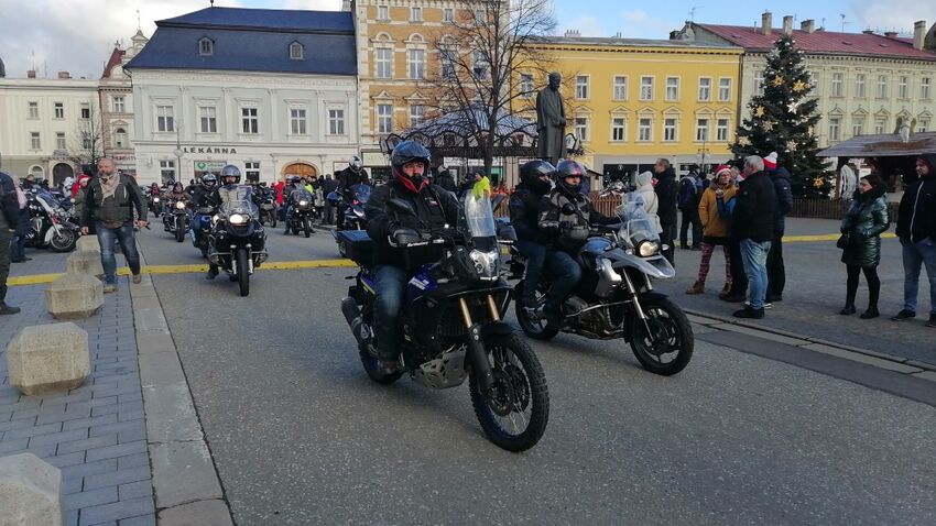 Motorky rozburácely náměstí