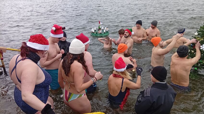 Do přehrady se ponořilo rekordních 112 otužilců 