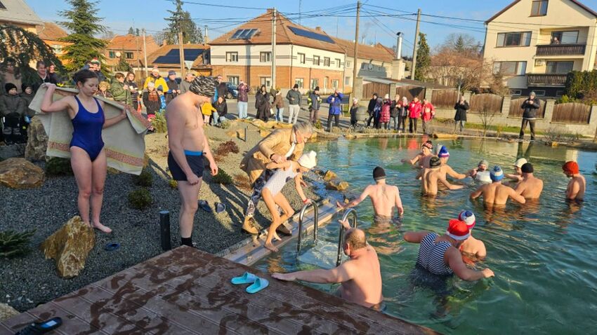 Jezírko na návsi zažilo koupací křest