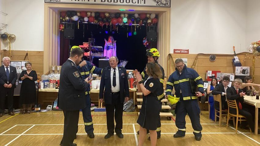 Narvaná sokolovna v Tištíně ocenila starostu hasičů 