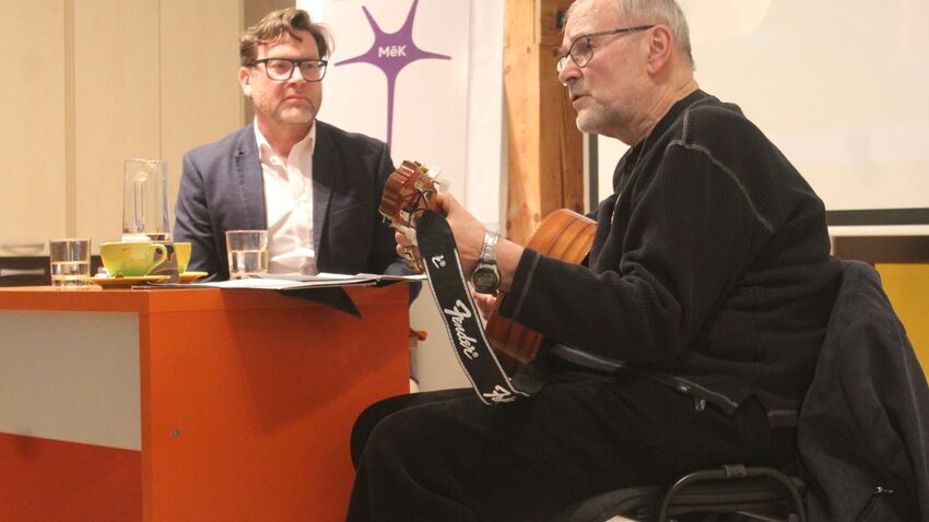 Miloš Forst v knihovně slavil 80. S vínem, poezií i muzikou