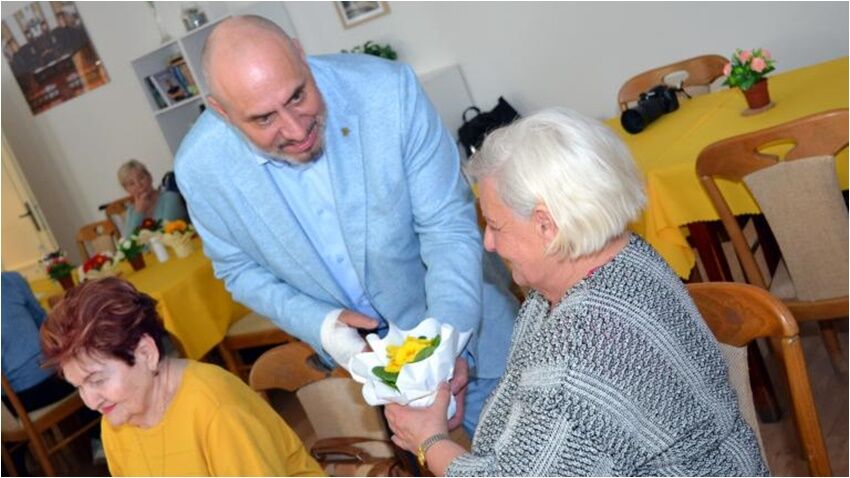 Primátor s náměstkyní blahopřáli seniorkám k MDŽ