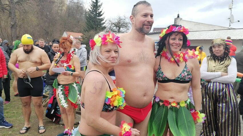 Na pětadvacet odvážlivců se vrhlo do vln Podhraďáku