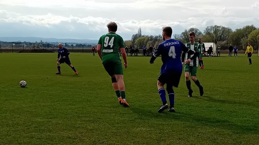 Souboj prvního s druhým přinesl šest gólů, divoké penalty i kopanec
