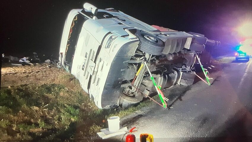 Z převráceného auta vytáhli řidiče hasiči