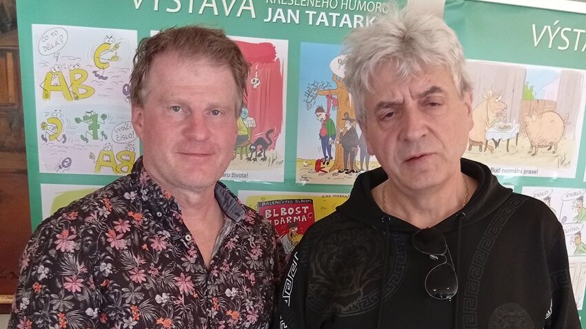 Kreslené vtípky Jana Tatarky baví hosty cukrárny ve Slatinicích