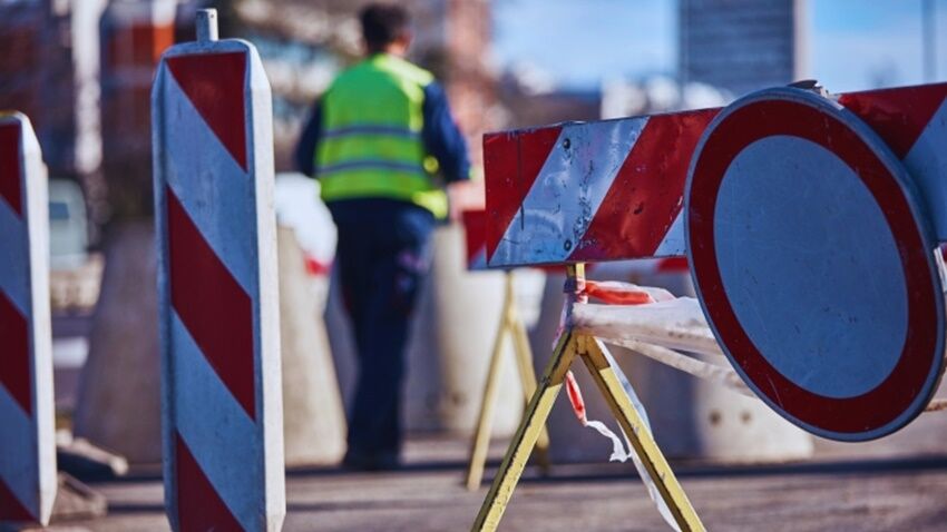 Město sevřou uzavírky komunikací 