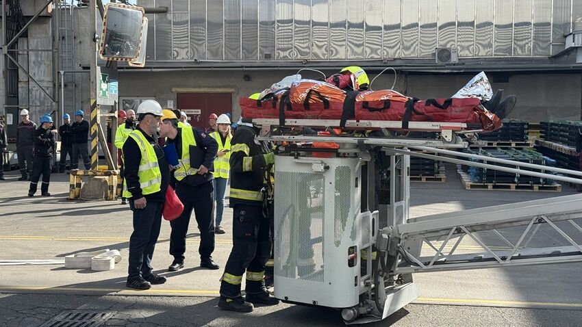Hasiči zachraňovali zraněného dělníka