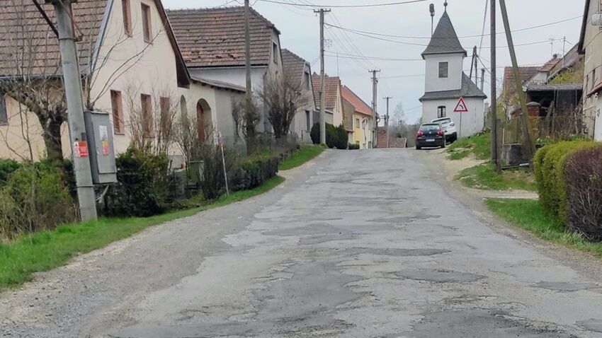 Silnice přes Růžov připomíná patchwork
