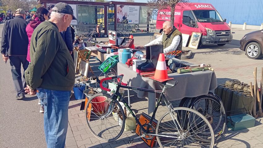Motoristická burza nabídla i spoustu zboží jiného druhu