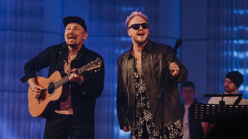 Krhut s Kozubem přivezli do „Kaska“ smích a vzácné hosty