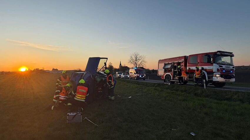 Subaru skončilo v poli, řidič v nemocnici