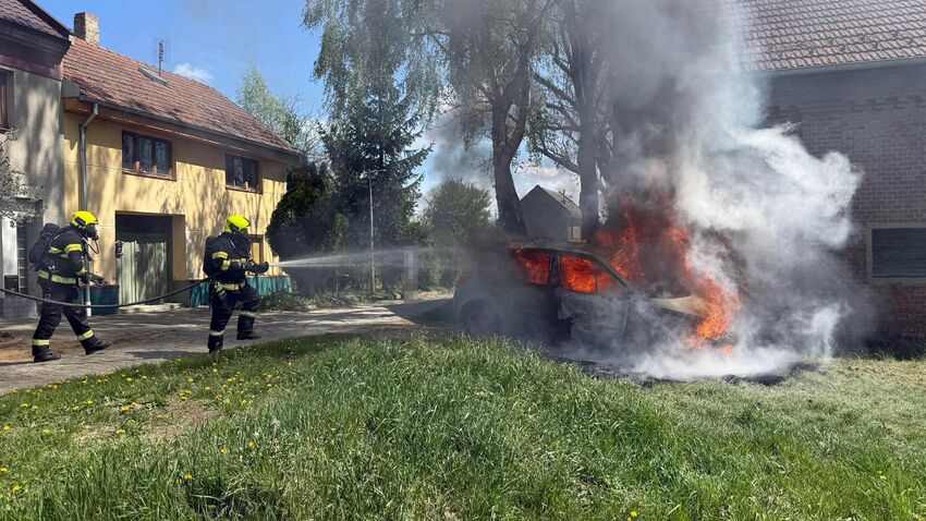 V Němčicích shořelo auto