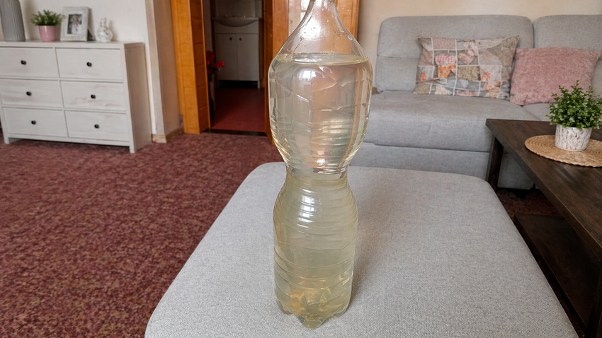 Takový „blivajs“ pijí ve Vrahovicích Lidem teče z kohoutků kalná voda