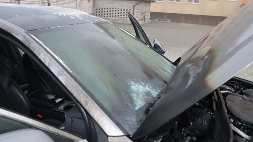 Na policejním dvoře zapálil auto!